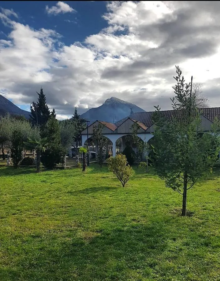 Guesthouse Lord Byron Tepelene Gæstehus